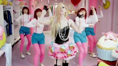 Avril Lavigne In Hello Kitty Shemale Pmv - shemalez.com