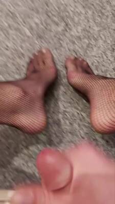 J'adore foutre du sperme sur mes pieds - ashemaletube.com
